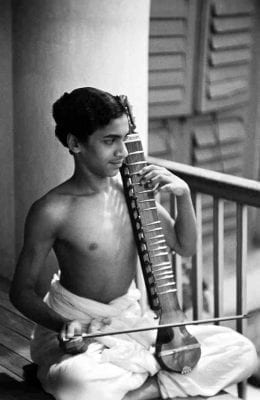 Ravi Shankar jouant de l’esraj, (Calcutta, 1934). Photo Alain Daniélou.