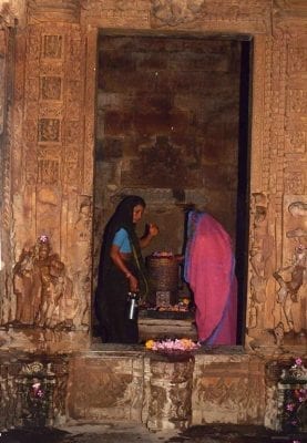 Femmes devant le linga du temple de Duladeo